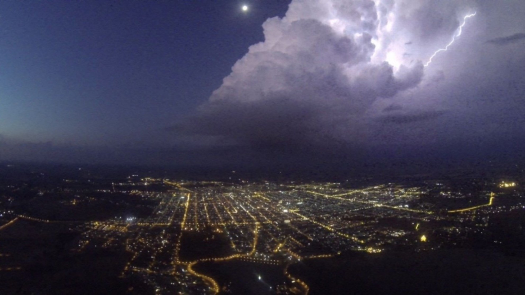 Alertas amarillas por tormentas, lluvias y calor